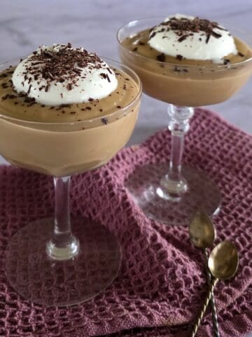 2 glasses filled with Hopjesvla, a Dutch dessert made of coffee custard.