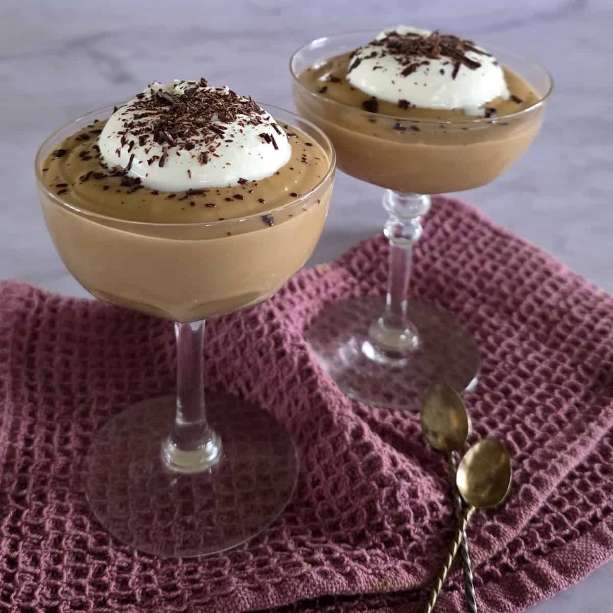 2 glasses filled with Hopjesvla, a Dutch dessert made of coffee custard.